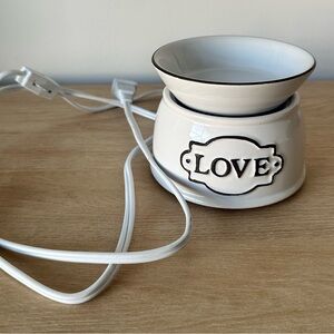 Scentsy White Ceramic Wax Warmer with 'LOVE' Accent